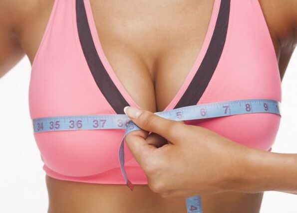 Seins féminins après augmentation par diverses méthodes