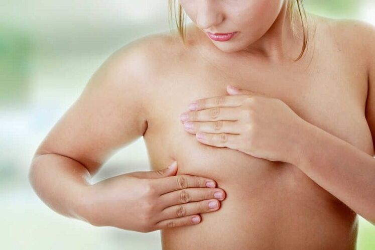 examen des seins après une opération d'augmentation mammaire